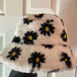 FUZZY BUCKET HAT WITH FLOWERS